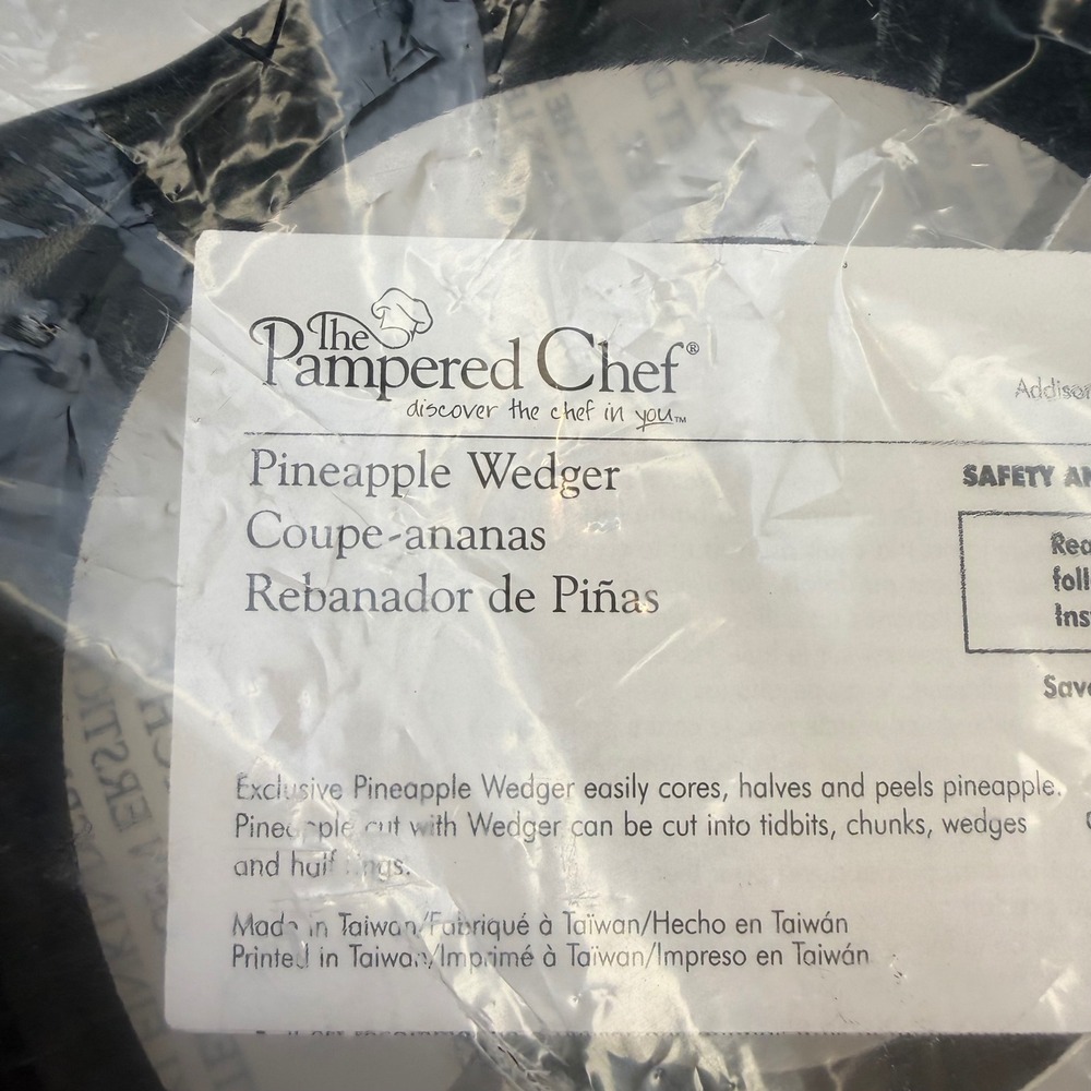 The Pampered Chef Pineapple Wedger 2416 Black Stainless Steel Core Peeler New - Picture 3 of 6